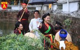 Người dân Thủ đô thích thú nghe hát quan họ tại Văn Miếu - Quốc Tử Giám